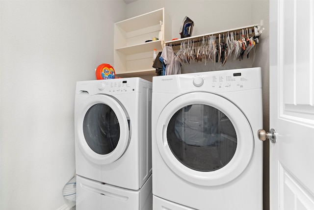 washroom featuring washing machine and clothes dryer