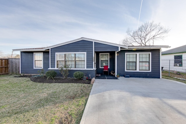 single story home featuring a front lawn