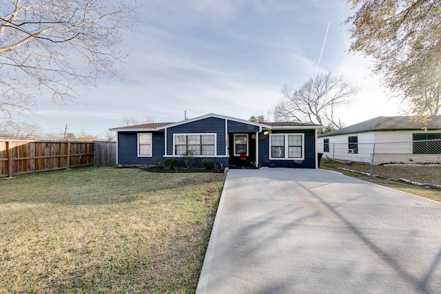 ranch-style house featuring a front yard