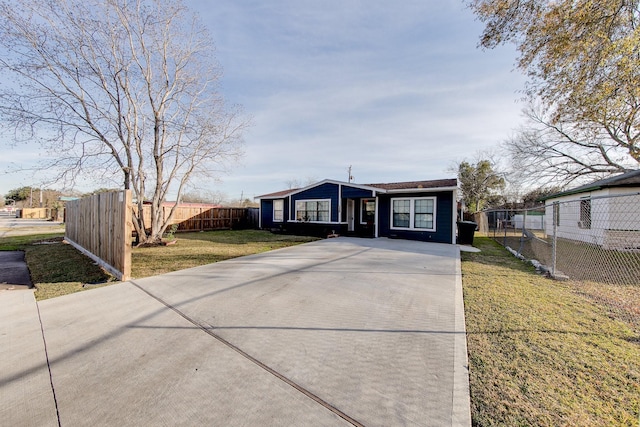 view of front facade featuring a front yard