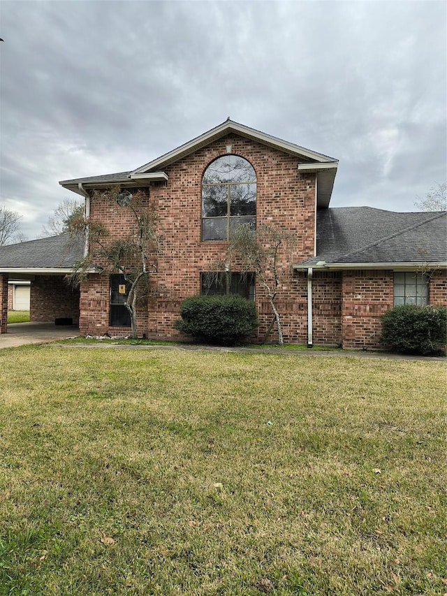 view of front of house with a front lawn