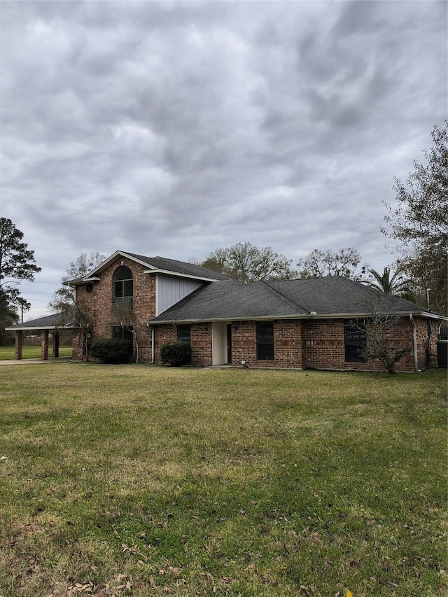 view of front of house featuring a front lawn