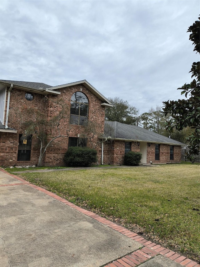 view of side of property featuring a yard