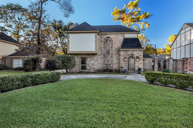 view of front of home featuring a front yard