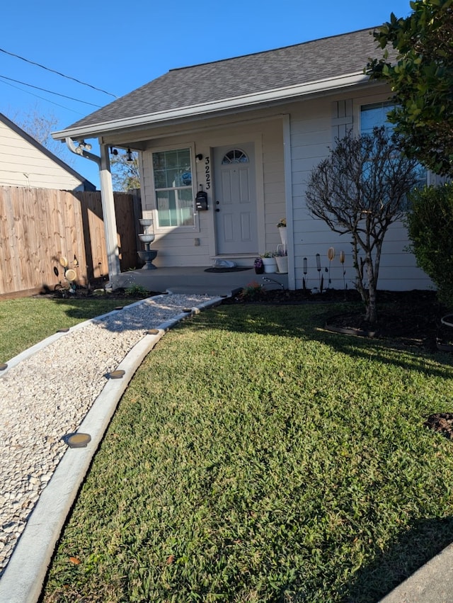 view of front of home featuring a front yard