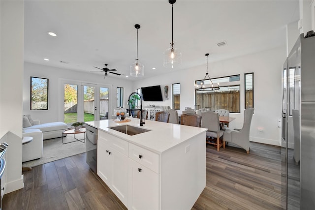 kitchen featuring a center island with sink, ceiling fan with notable chandelier, sink, dark hardwood / wood-style floors, and white cabinetry