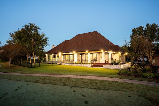 view of front of property featuring a lawn