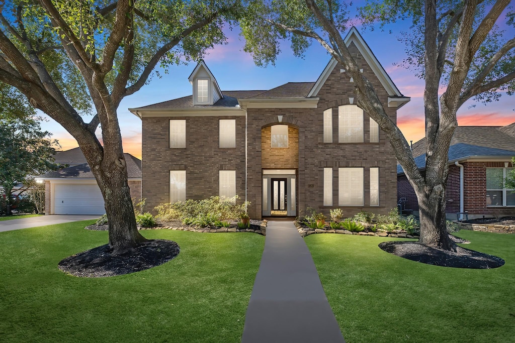 view of front of house featuring a yard and a garage