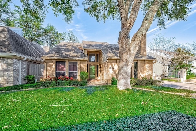 view of front of home featuring a front lawn