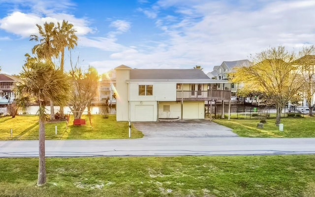 view of front facade featuring a front yard and a garage