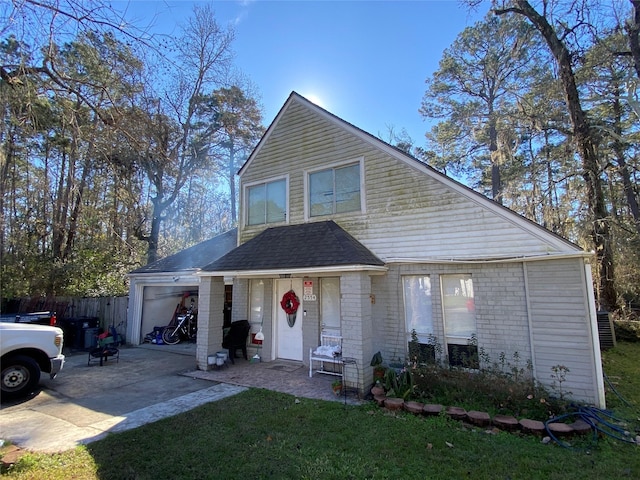 view of front of house featuring a front lawn