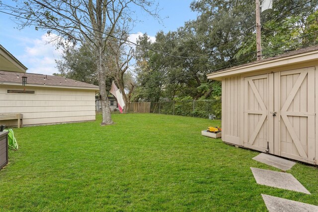 view of yard featuring a storage shed