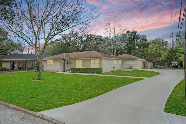 single story home featuring a lawn