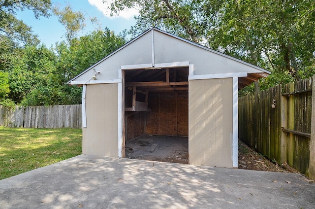 view of outdoor structure with a yard