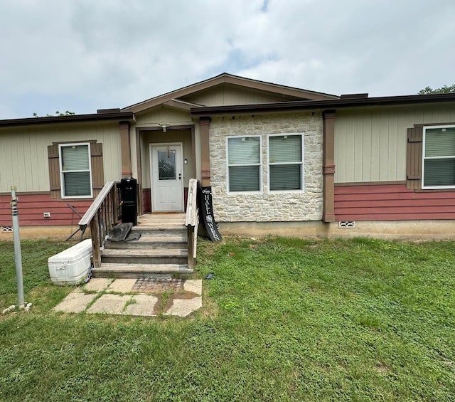 view of front of home featuring a front lawn