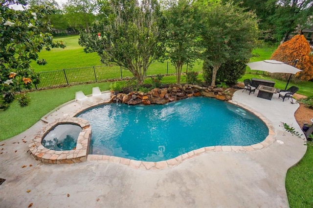 view of pool featuring a patio area, a yard, and an in ground hot tub