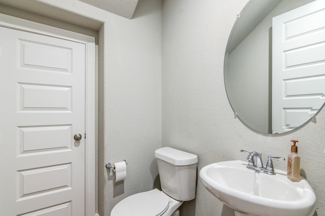 bathroom featuring sink, a textured ceiling, and toilet