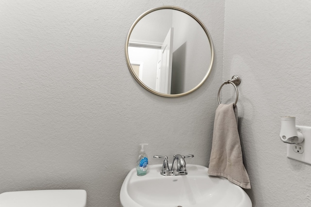 bathroom featuring sink