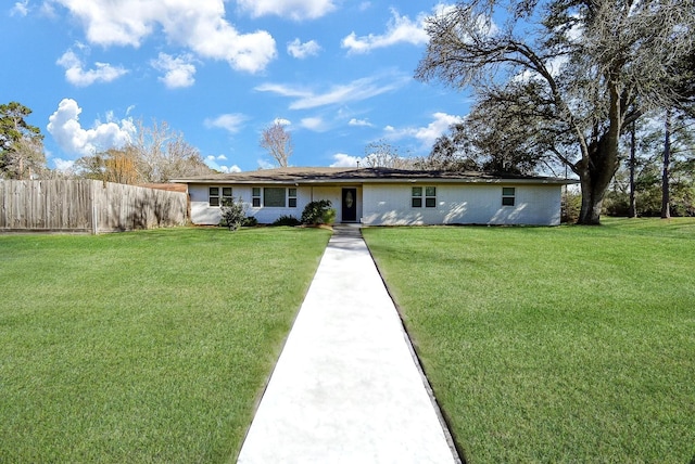 view of front facade featuring a front yard