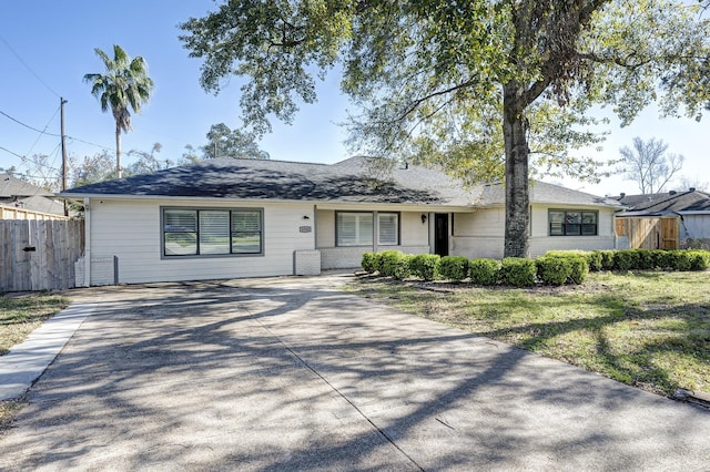 ranch-style home featuring a front lawn