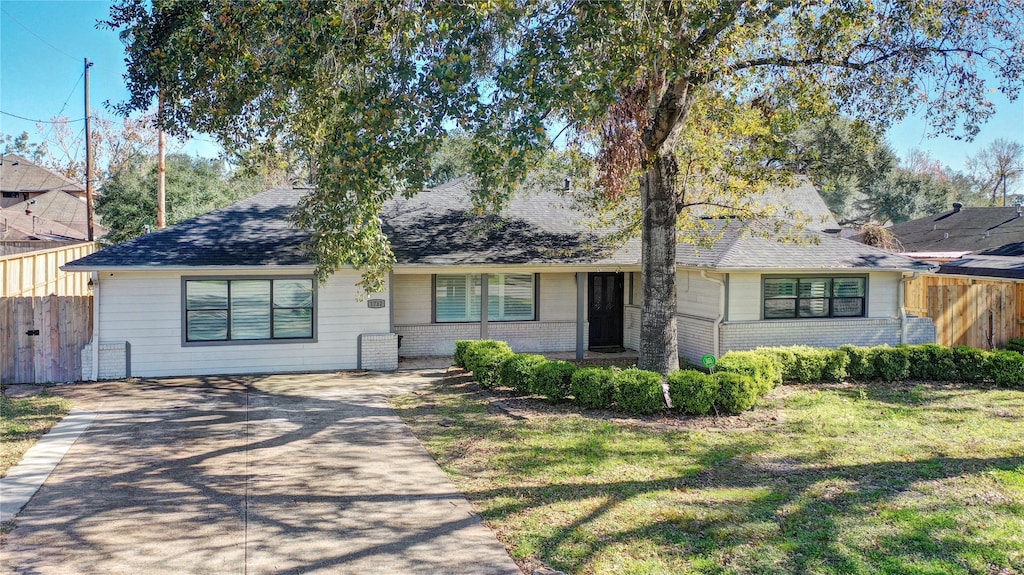 single story home with a front lawn