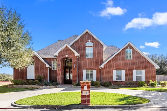 front facade with a front yard