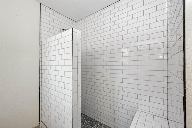 bathroom featuring tiled shower