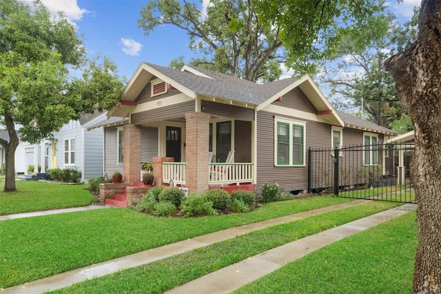 view of front of property featuring a front yard and covered porch