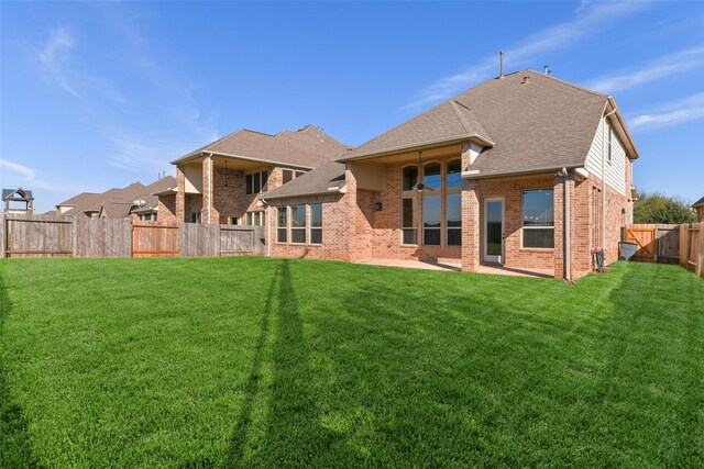 back of house featuring a lawn