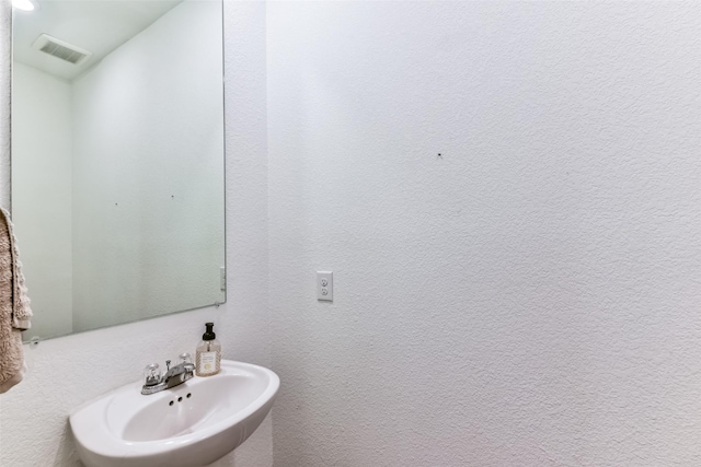 bathroom featuring sink