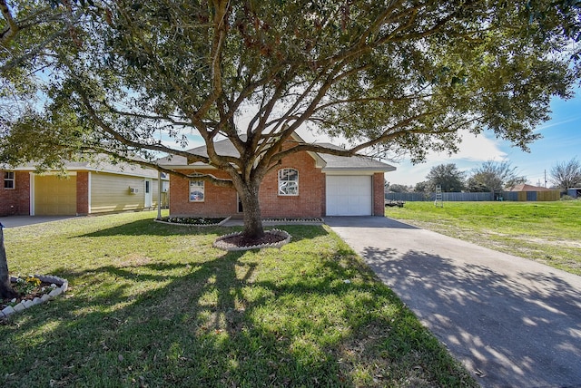 single story home featuring a front lawn