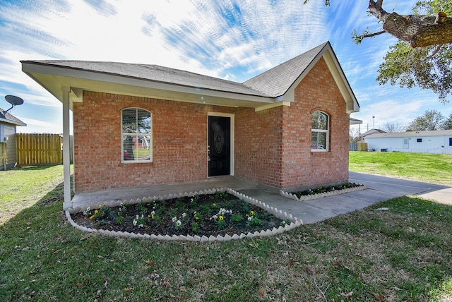 view of front facade with a front yard