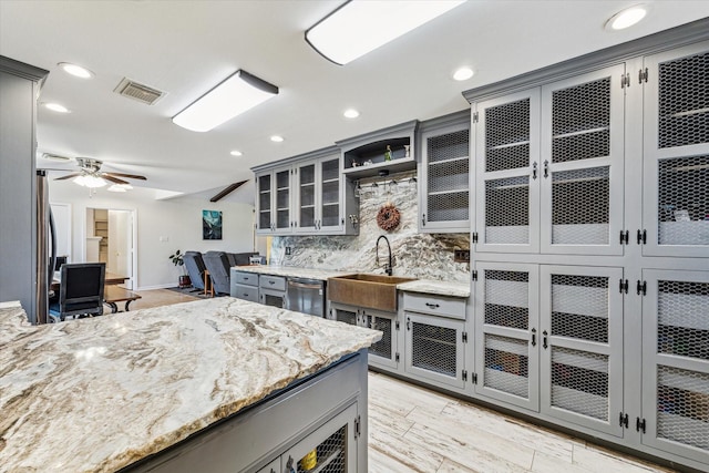 kitchen with stainless steel appliances, sink, ceiling fan, backsplash, and gray cabinets