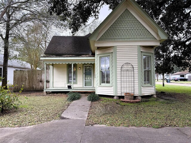 view of front of home with a porch and a front lawn