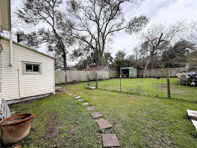 view of yard featuring an outdoor structure