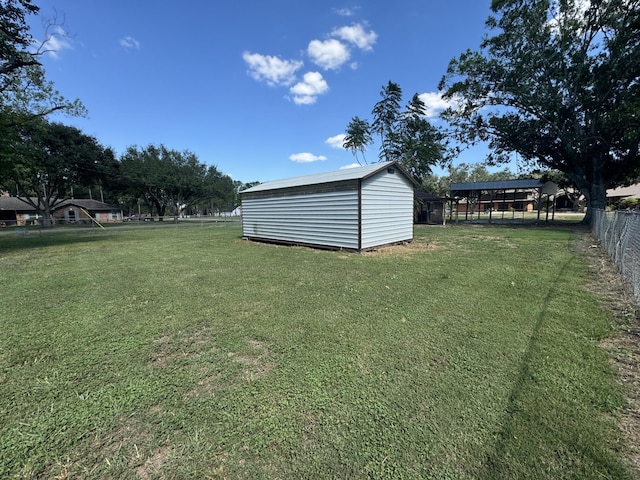 view of yard featuring a storage unit