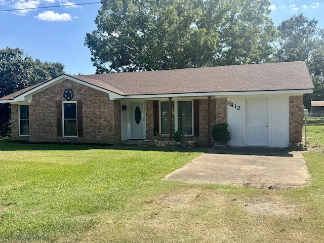 ranch-style house featuring a front lawn