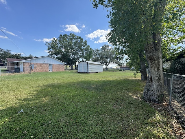 view of yard featuring a storage shed