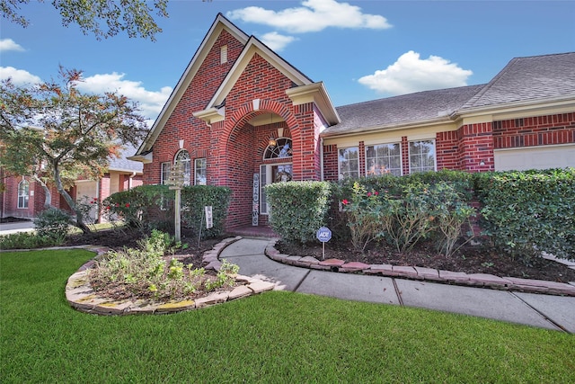 view of front facade with a front lawn