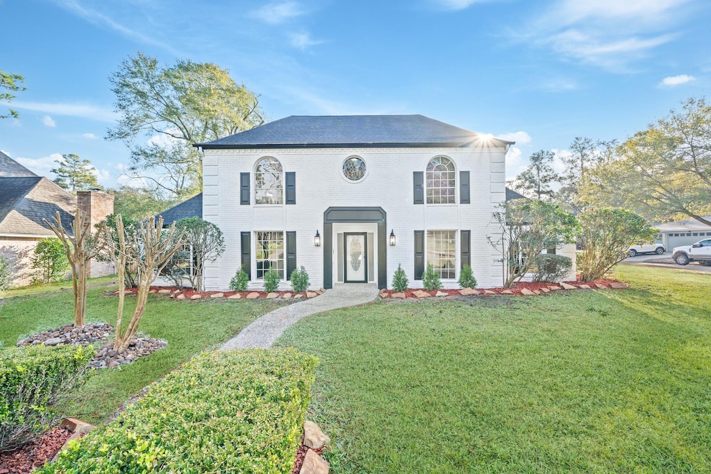 view of front of property featuring a front yard