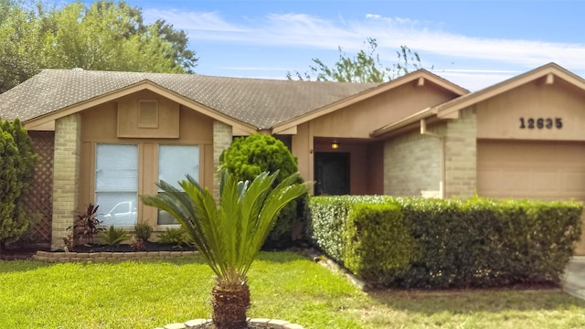 single story home with a front lawn