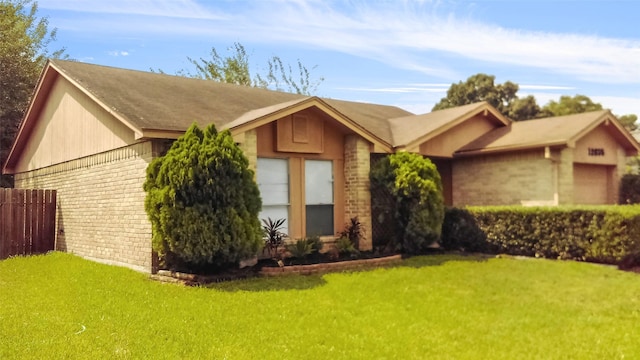 single story home featuring a front yard