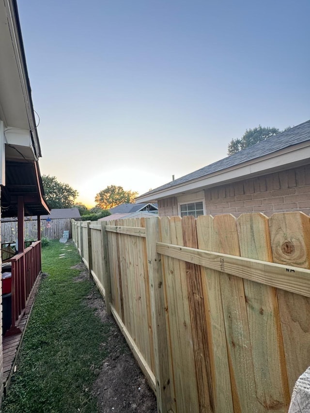 view of yard at dusk