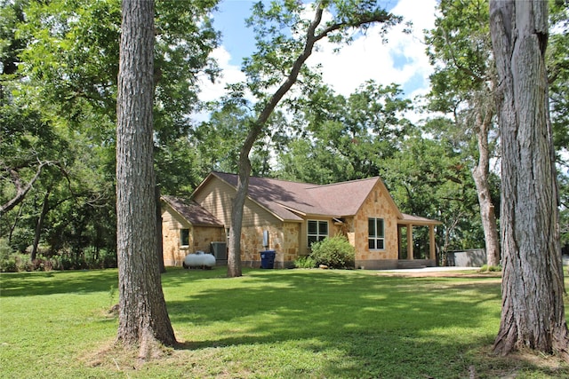 view of front facade with a front lawn