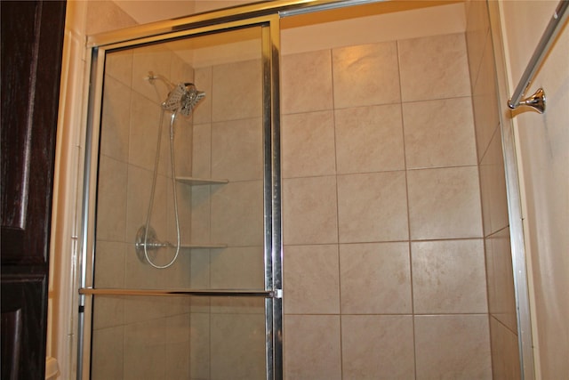 full bathroom featuring tiled shower