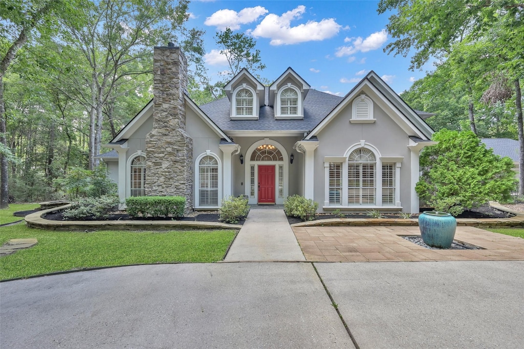 view of front of home featuring a front yard