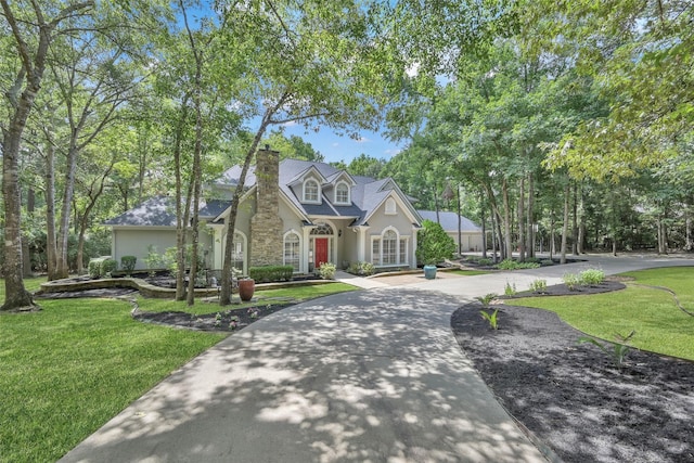 view of front of property featuring a front lawn