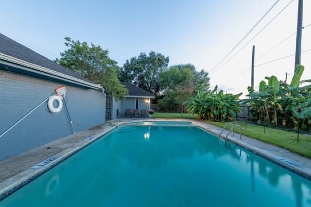 view of swimming pool