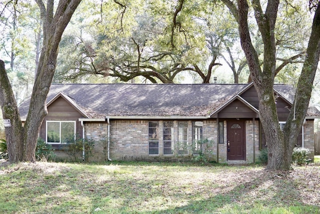 ranch-style home featuring a front lawn