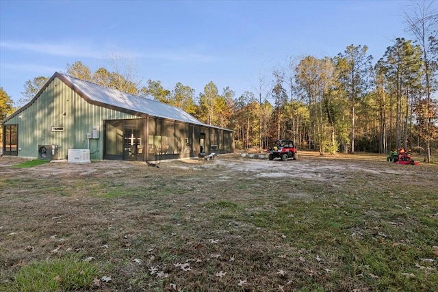 view of yard featuring an outdoor structure